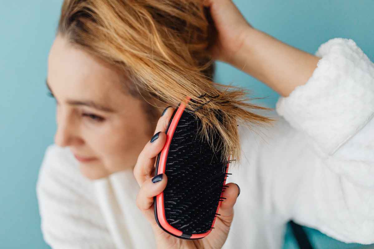 Capelli crespi: cause, rimedi e prodotti anticrespo