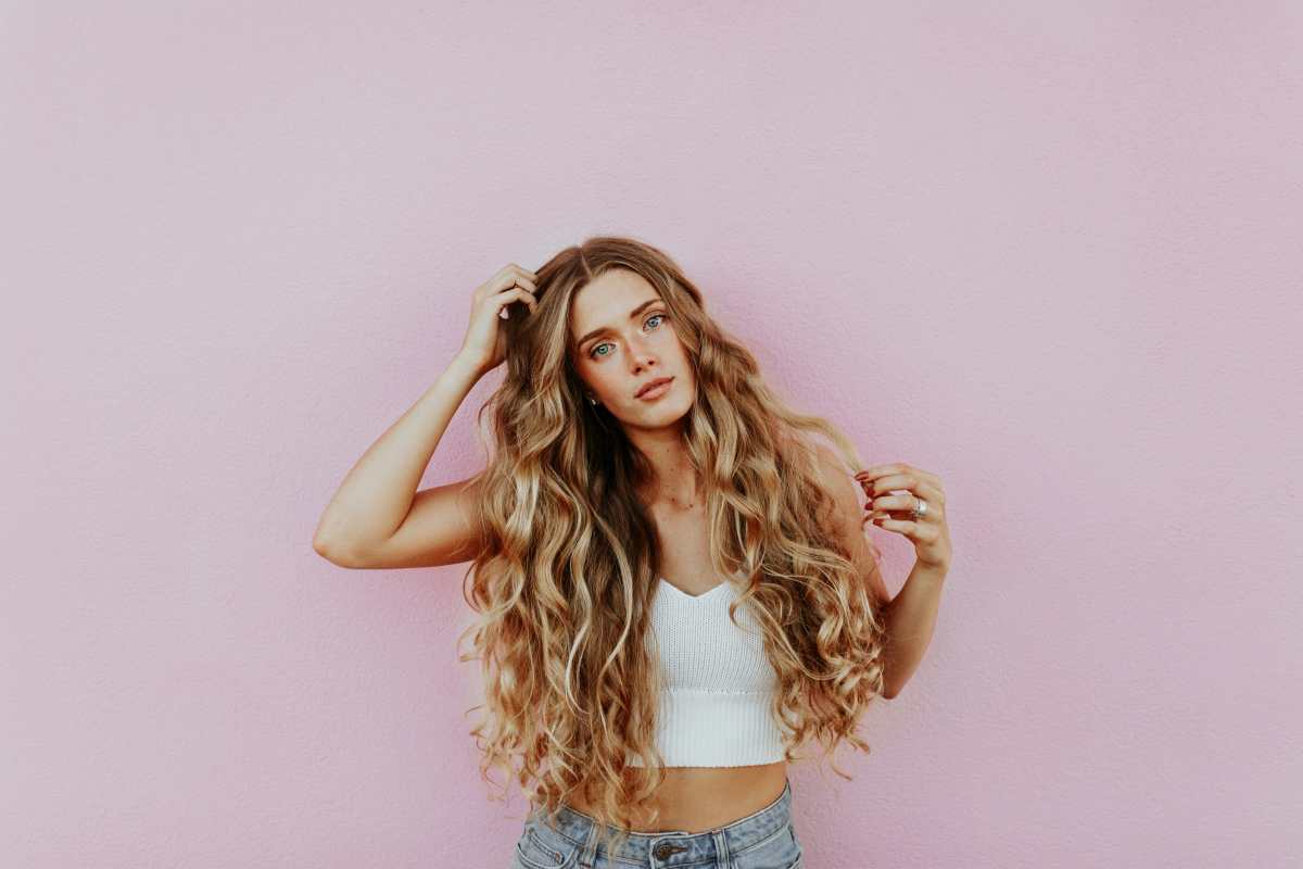 Capelli ricci: la routine e i prodotti per definirli al meglio